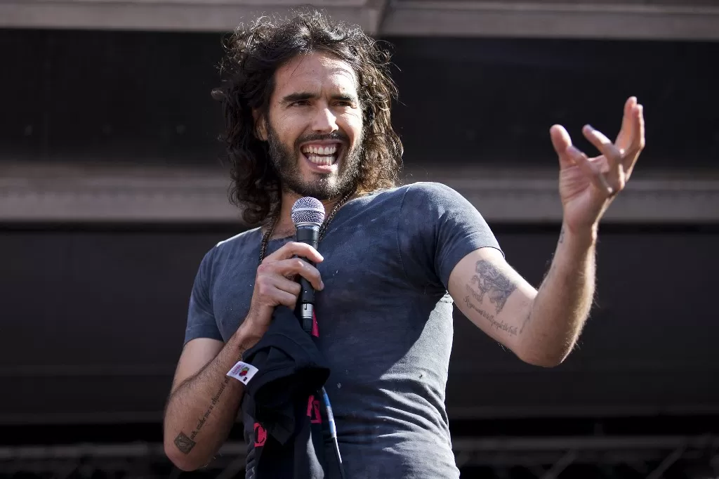 Comediante Russell Brand é alvo de novas acusações de estupro e agressão sexual
