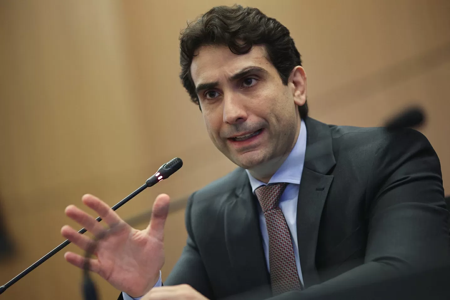 Galípolo diz que mercado tenta achar dica em texto que não tem dica, e cita memes