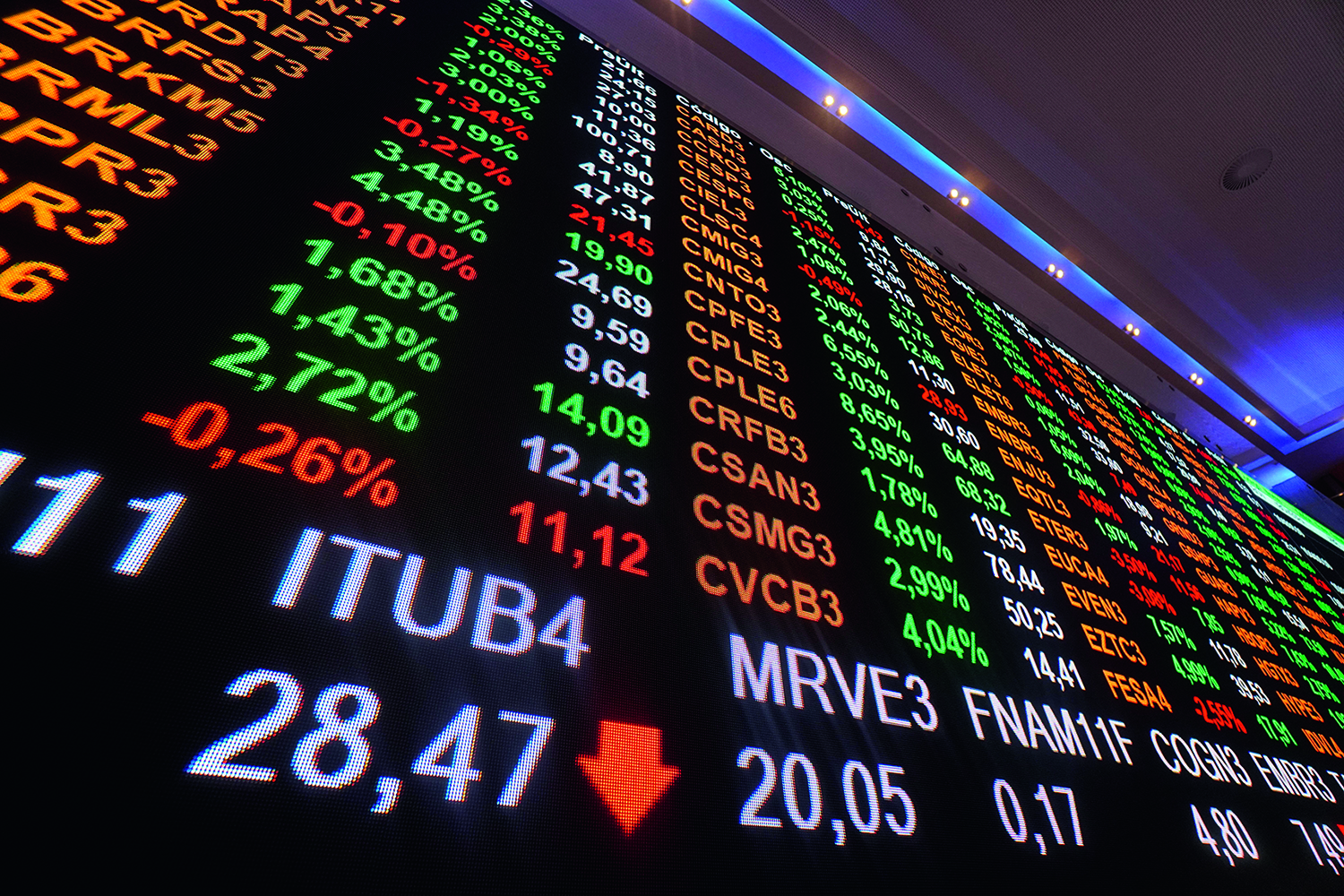 Ibovespa sobe mais de 1% com divulgação de IPCA-15 e PIB dos EUA