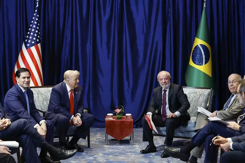 Depois de romper os R$ 6, dólar cai 11% em 2025 e fecha abaixo de R$ 5,50