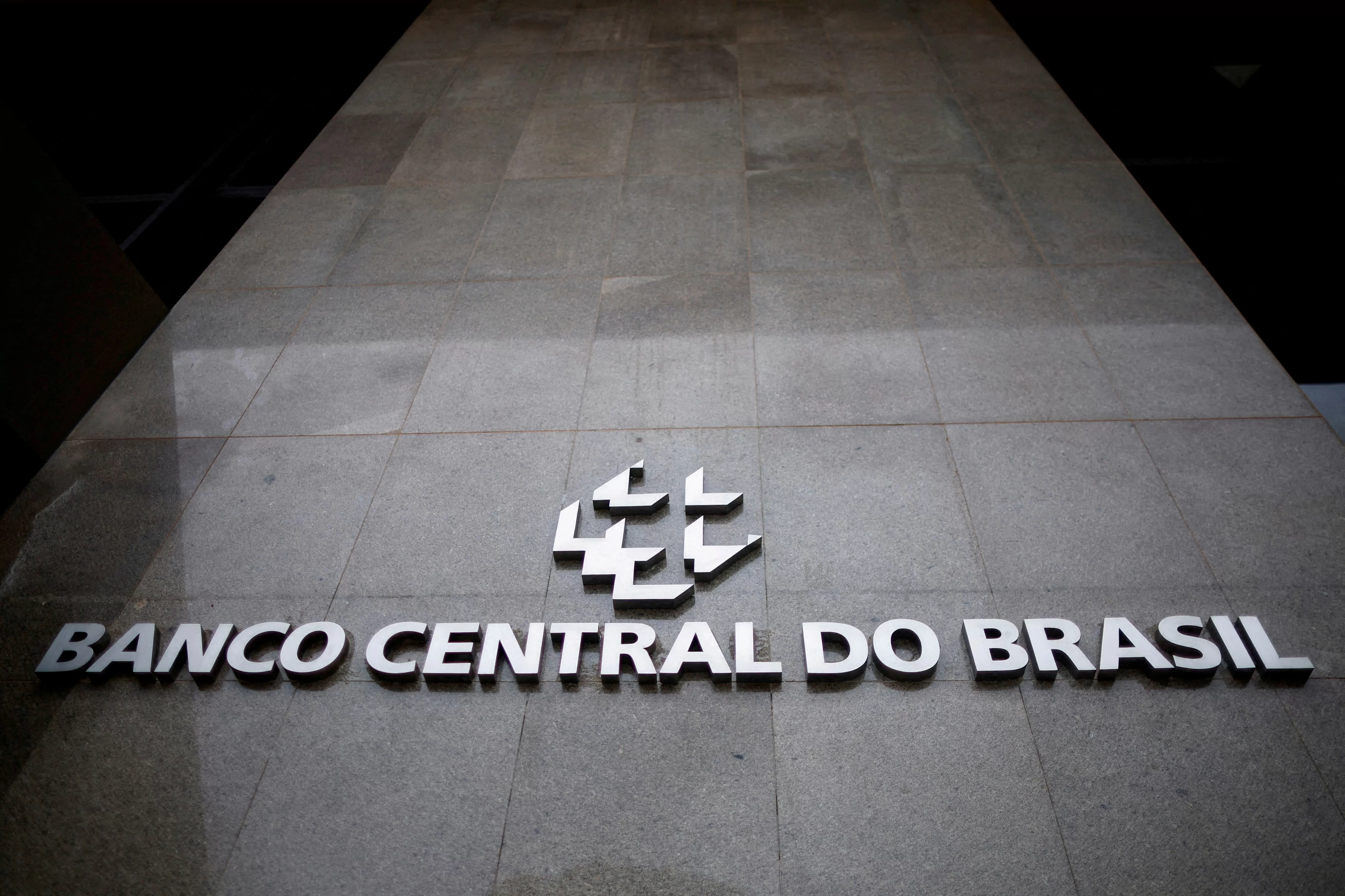 BC vê ganhos com cautela com juro e enfatiza “firme compromisso” com meta de inflação