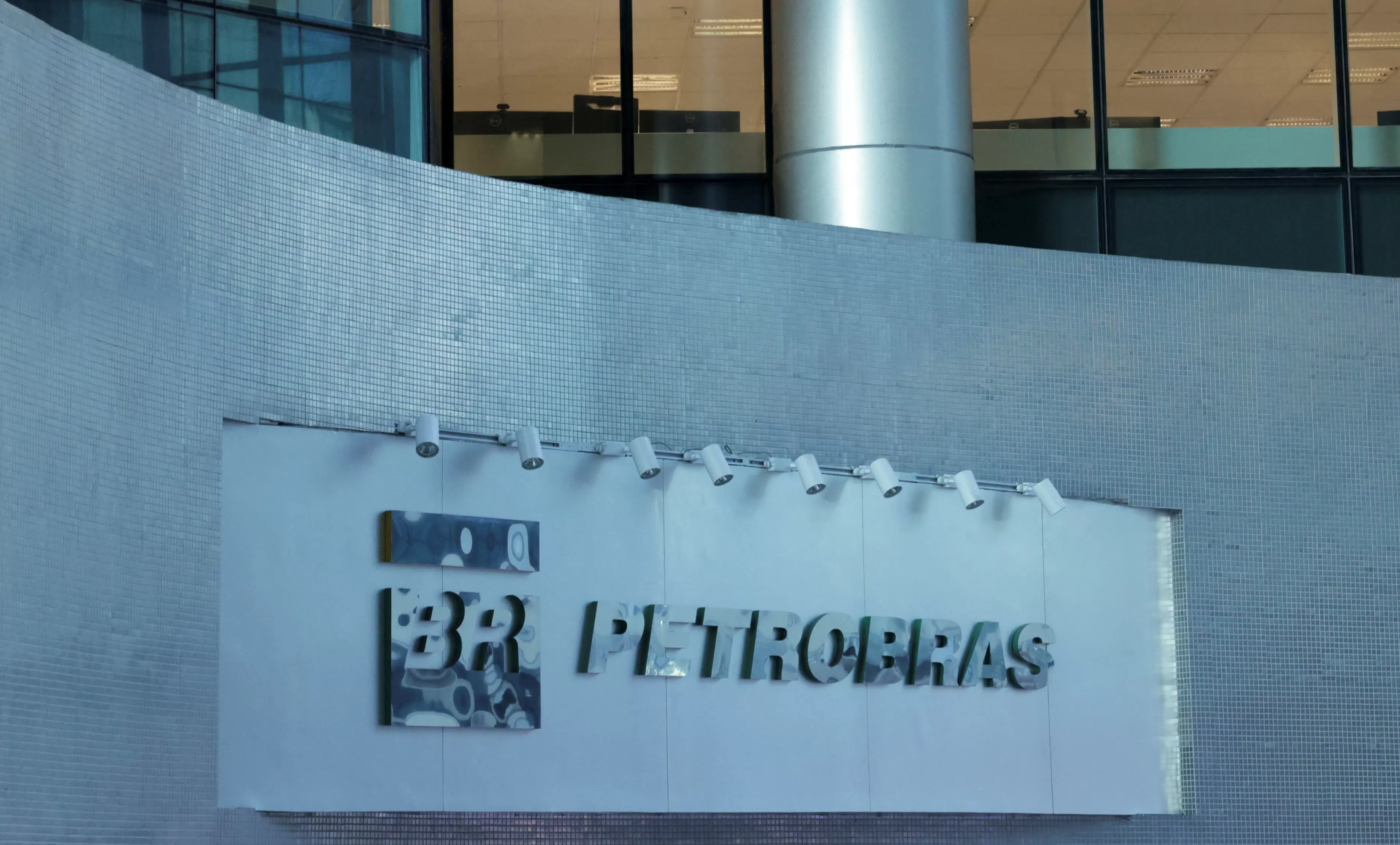 Petrobras: como as ações e a inflação devem reagir após o corte do preço da gasolina