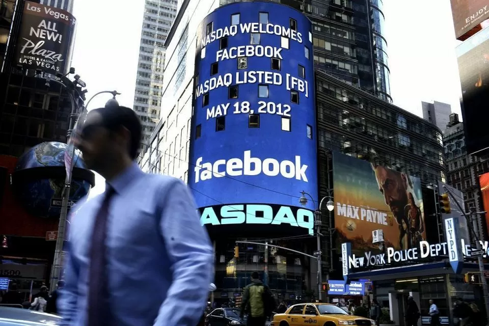 Wall Street encerra mista e Nasdaq tomba com a derrocada da Microsoft