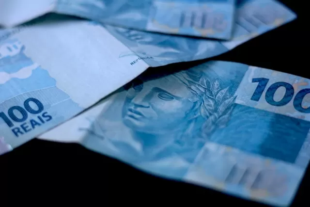 Salário mínimo de R$ 1.621 começa a valer nesta quinta-feira