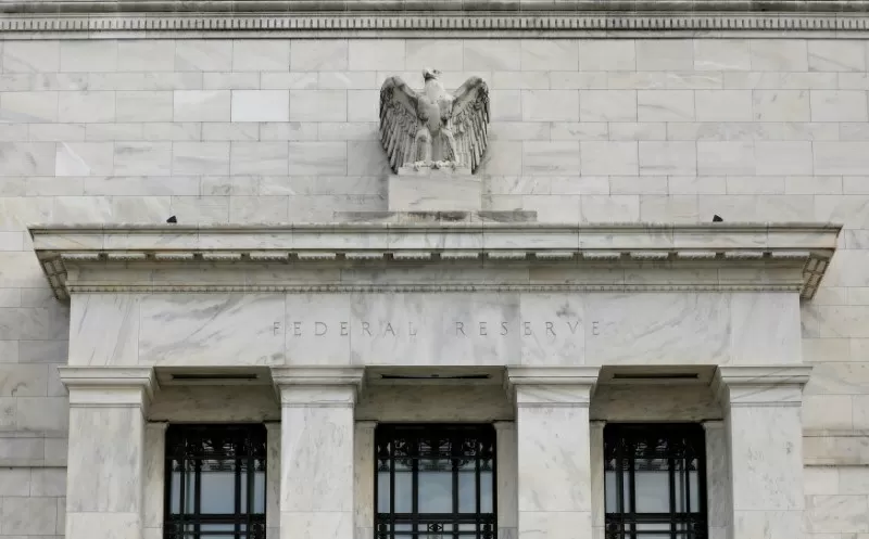 Fed mantém taxa de juros, prevê inflação “elevada” e mercado de trabalho estabilizado
