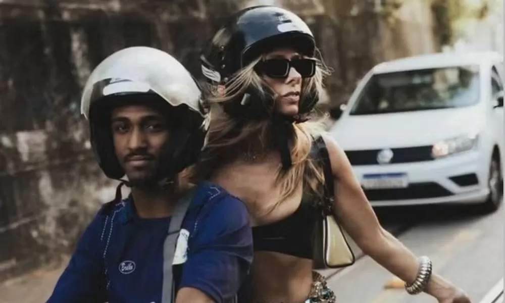 Em preparação para o Carnaval, Adriane Galisteu anda de mototáxi e leva internautas à loucura: ‘Maior gata’