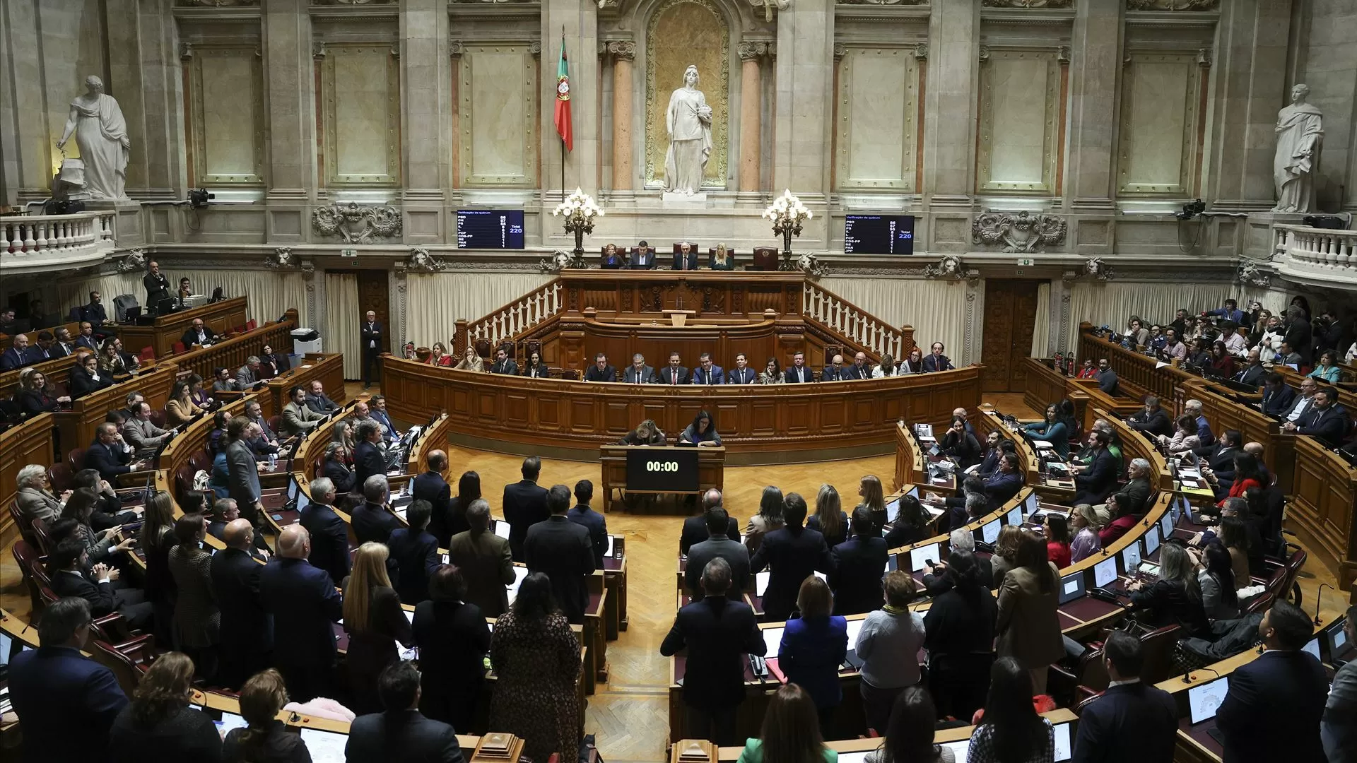 Parlamento chumba propostas para reformar governação do SNS