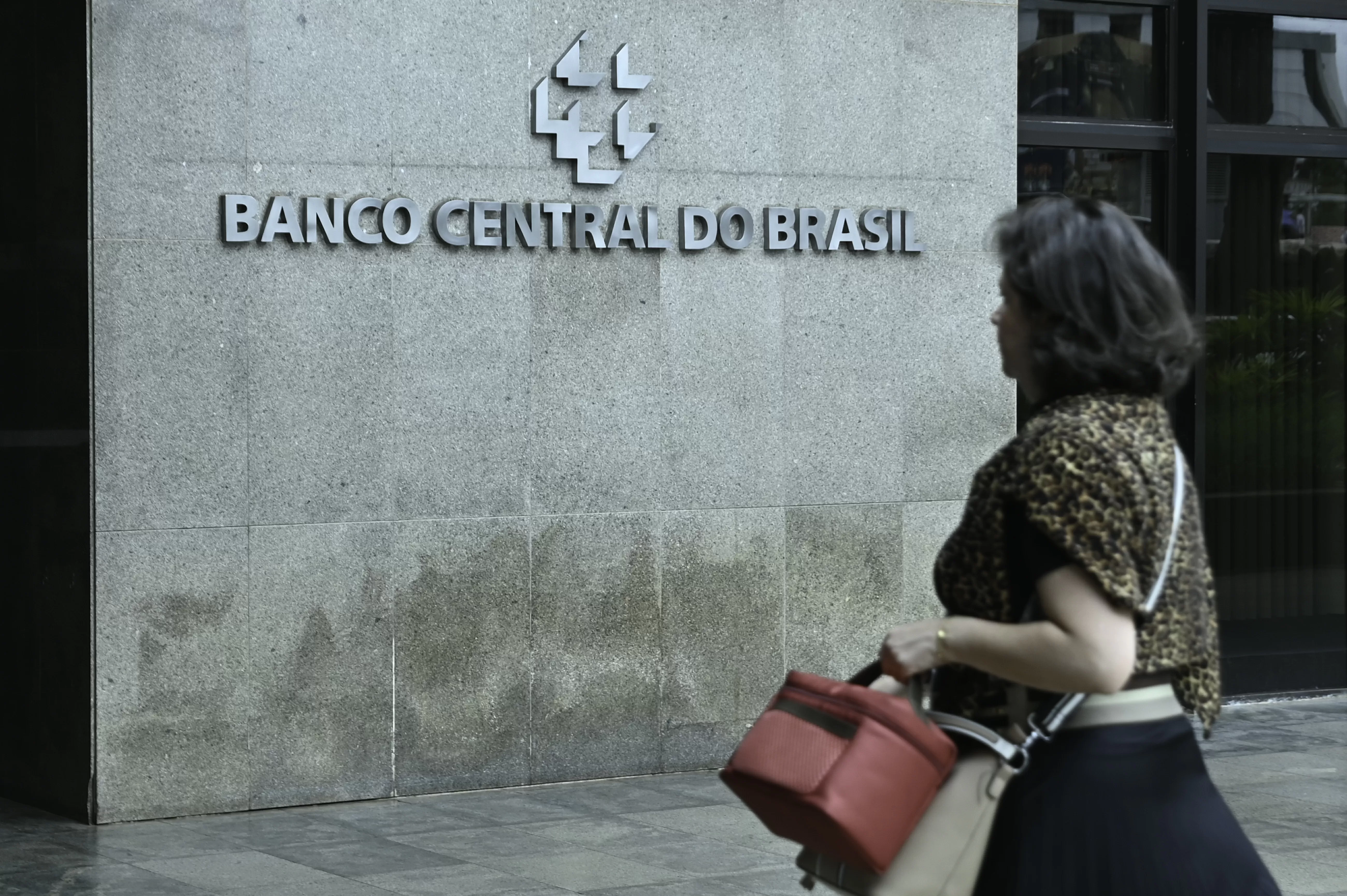 Mercado reduz previsão de inflação e mantém crescimento moderado para 2026, aponta Focus