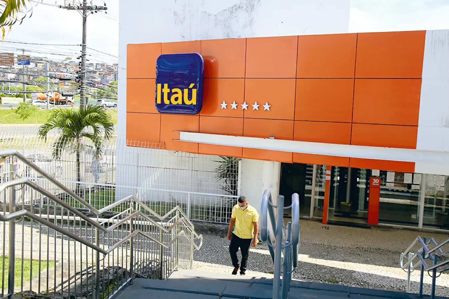 Itaú mantém estratégia conservadora para 2026 diante de juro alto e leve crescimento do desemprego