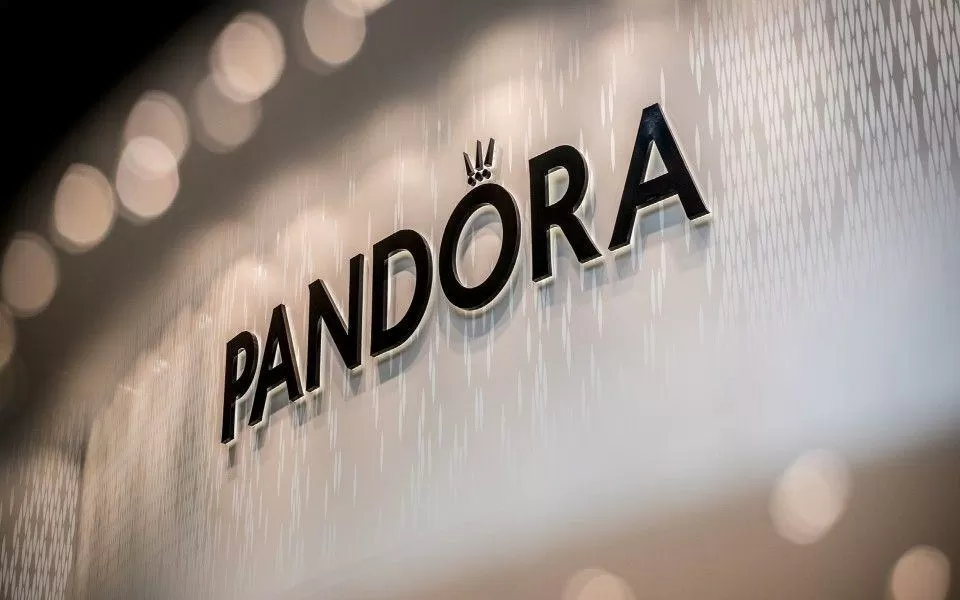 Pandora vai usar platina nas pulseiras para substituir a prata e decisão já se faz sentir na bolsa de valores