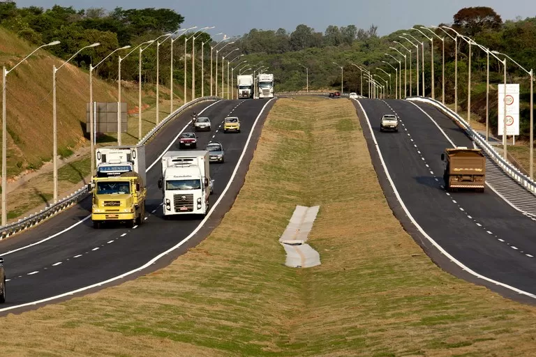 Volume de serviços cresce forte em 2025, mas dado de dezembro mostra perda de ritmo