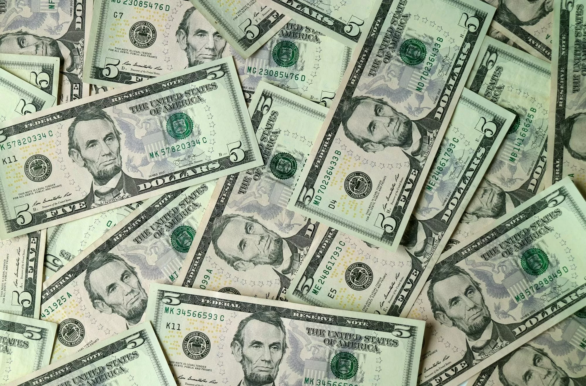 Dólar cai a R$ 5,21, menor patamar desde maio de 2024
