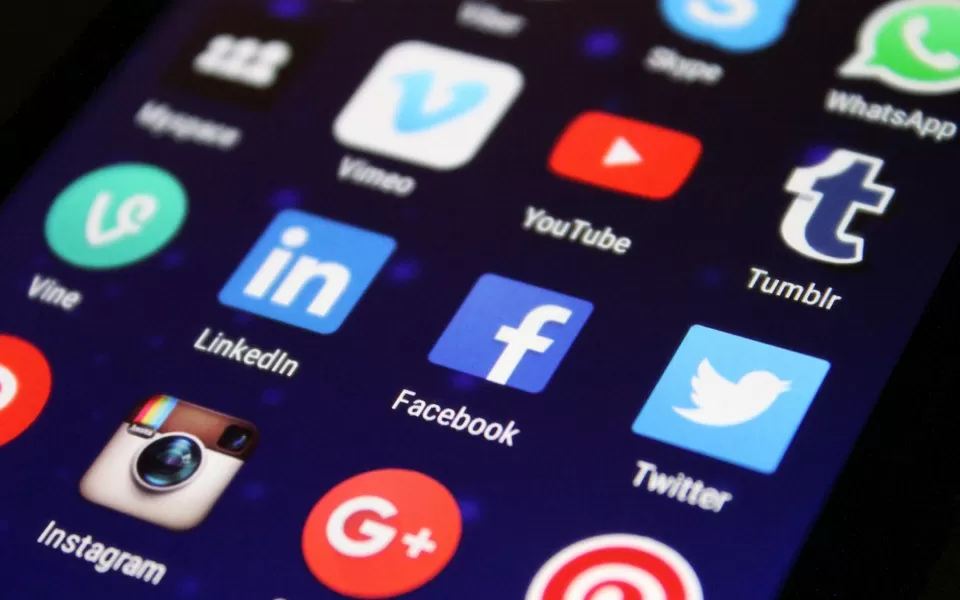 Redes Sociais: quanto perdem as tecnológicas com as restrições a menores