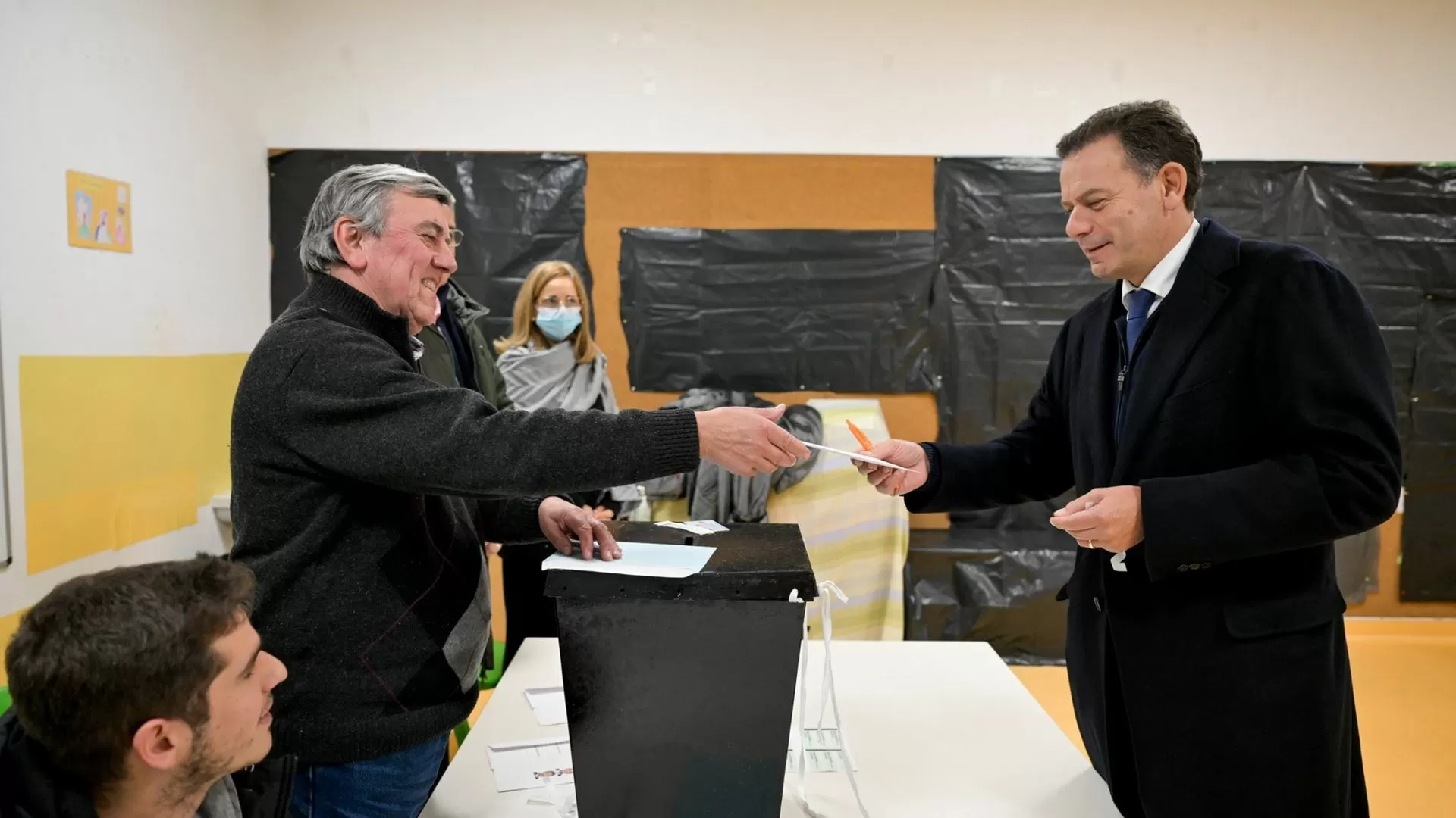 "Devemos cumprir com sentido de responsabilidade a nossa democracia": Montenegro vota antecipadamente na segunda volta das presidenciais