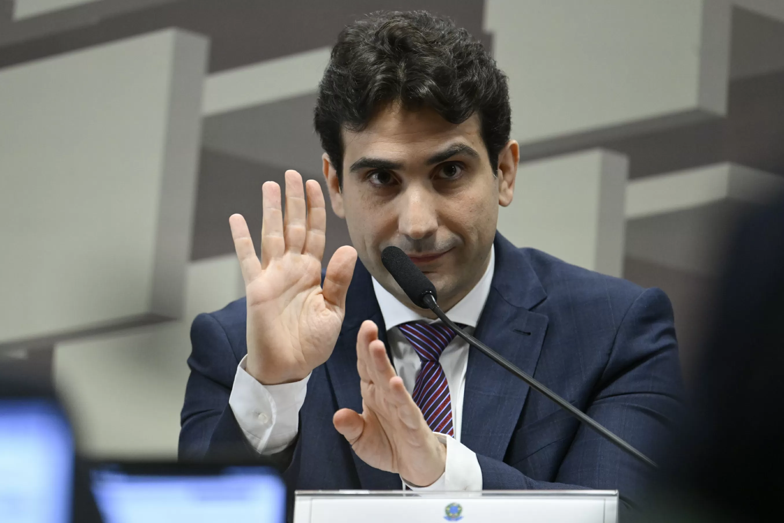 Queda dos juros abre janela para M&A mais seletivo em 2026