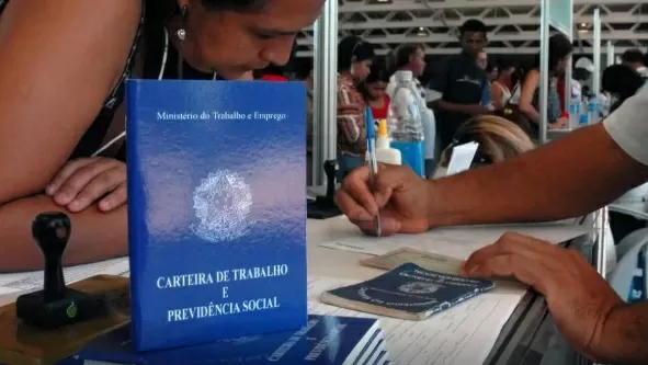 ‘Produção vai cair e trabalhadores vão ganhar menos’ com fim da 6×1, diz Hélio Zylberstajn