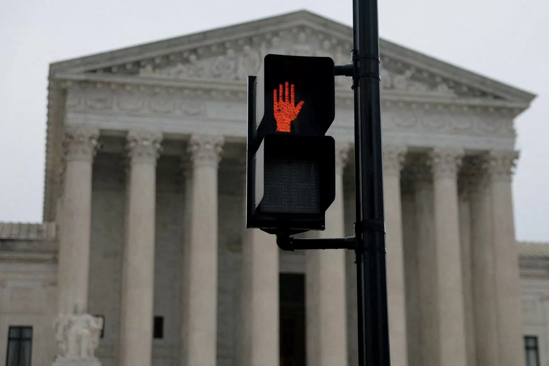 Líderes globais reagem com cautela e estudam retaliações a novas tarifas de Trump