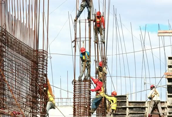 Construção civil cresce com a força do emprego, mas juros e custos pressionam o setor