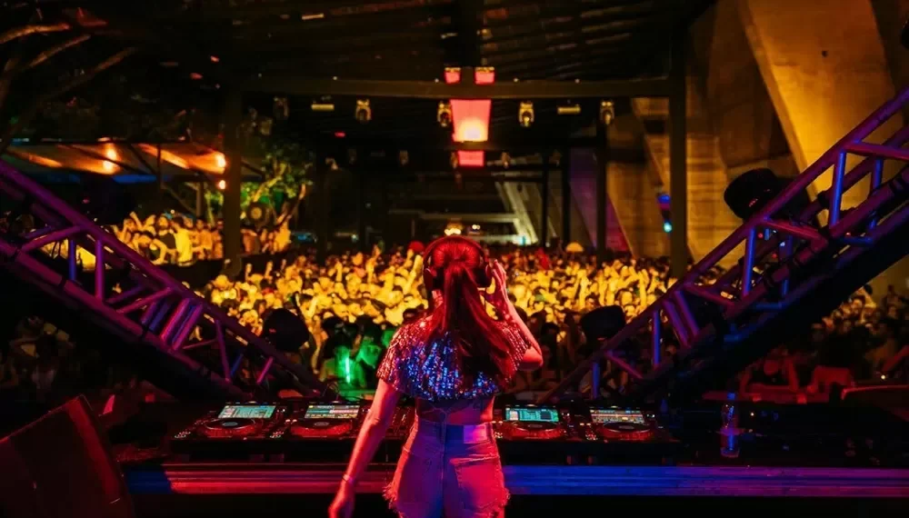 Do axé às pistas eletrizantes: Eli Iwasa fala sobre ascensão da música eletrônica no Carnaval 