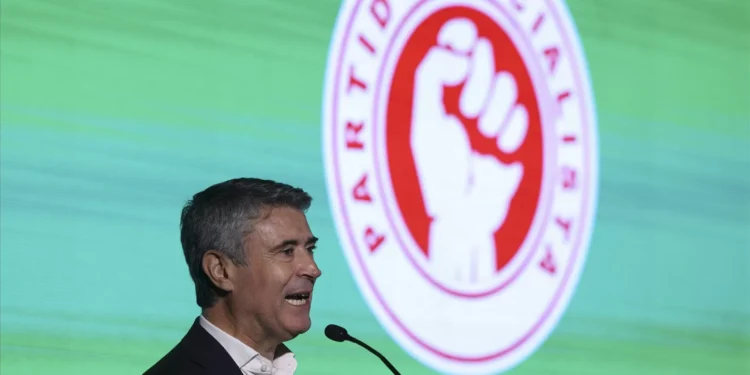 Carneiro exige “reparo público” de Leitão Amaro após “declarações inaceitáveis” sobre PS