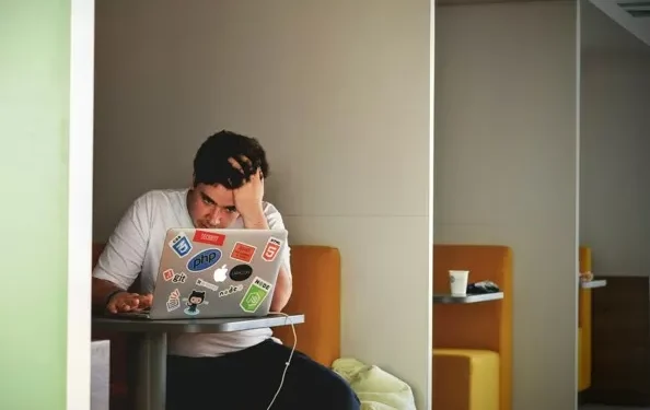 Emprego recorde esconde desengajamento: o prejuízo oculto de R$ 77 bilhões