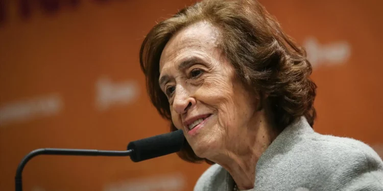 Ferreira Leite diz que há “défices virtuosos” se valores forem controlados