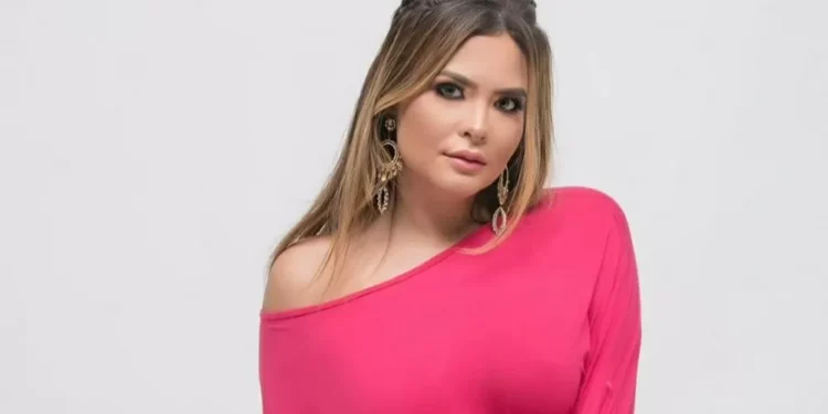 Geisy Arruda faz ensaio fotográfico com vestido rosa que a levou à fama 16 anos atrás