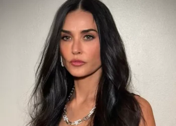 Demi Moore diz que Tom Cruise ficou ‘constrangido’ com sua gravidez em filme dos anos 1990