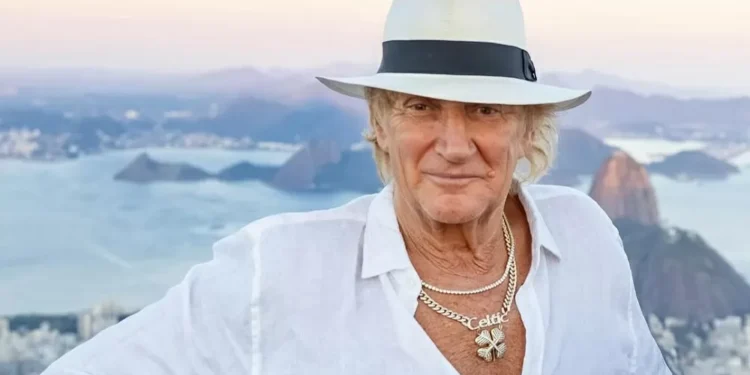 Rod Stewart visita o Cristo Redentor em férias no Brasil