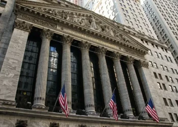 Wall Street encerra sessão em terreno positivo na véspera da decisão da Fed