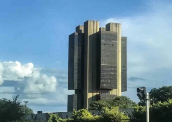 Mesmo com a Selic parada em 15%, taxa real de juros sobe 0,23 ponto, para 9,74%