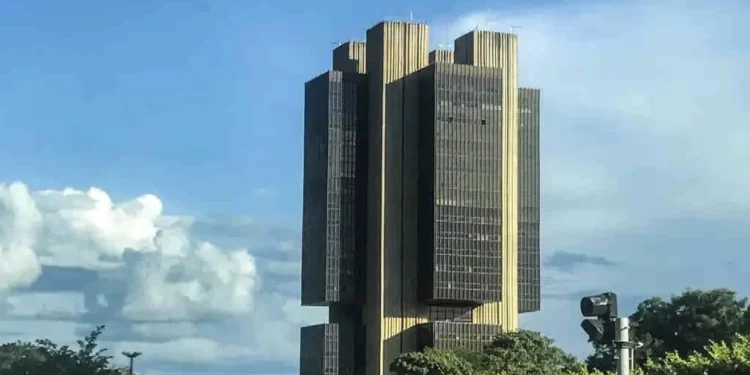 Mesmo com a Selic parada em 15%, taxa real de juros sobe 0,23 ponto, para 9,74%