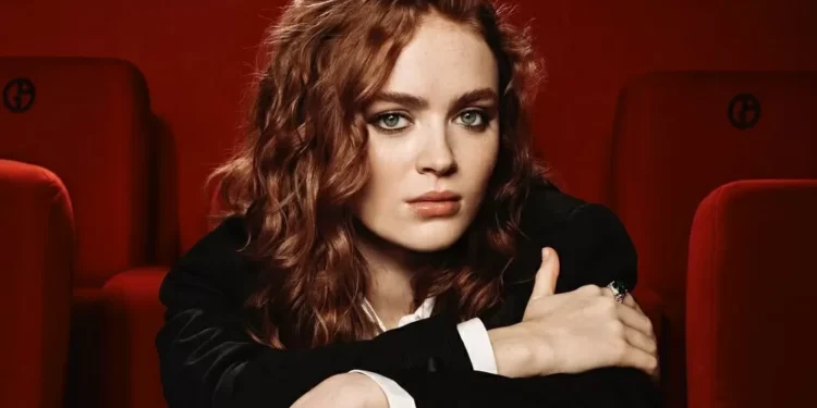 Atriz de ‘Stranger Things’ deseja boa sorte para quem vai fazer o Enem 2025