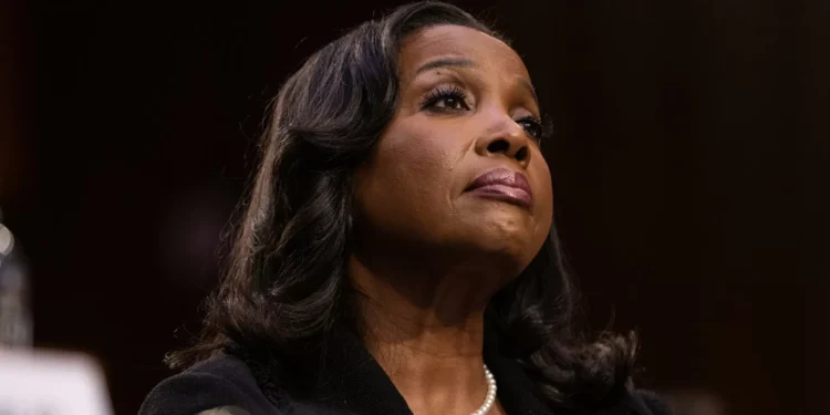 Lisa Cook, do Fed: juro moderadamente restritivo é apropriado para controlar inflação