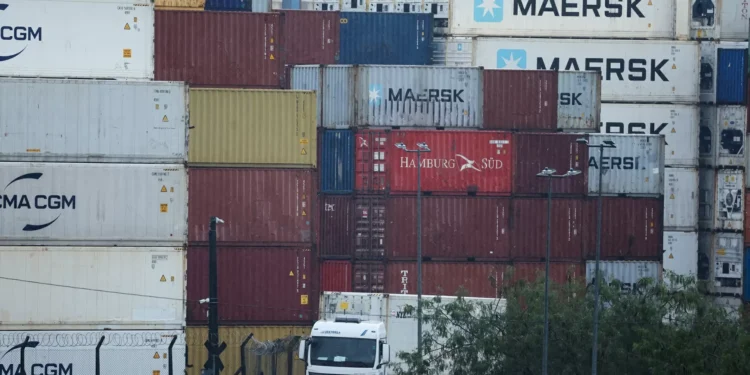 Brasil tem superávit comercial de US$ 7 bi em outubro, acima do esperado