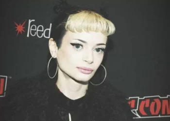 Aos 29 anos, Ruth Codd, atriz de ‘Como Treinar o seu Dragão’, revela que amputou a perna