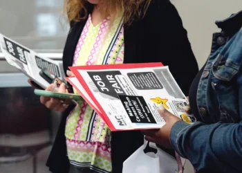 IA e cortes de custos levam às maiores demissões em outubro nos EUA desde 2003