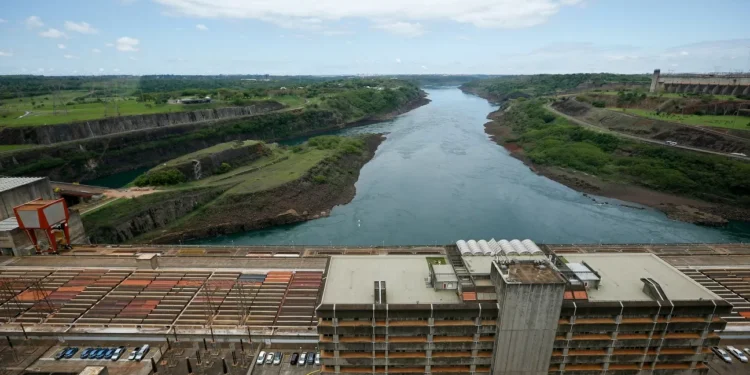 Brasil e Paraguai retomarão em dezembro negociações para revisar acordo de Itaipu