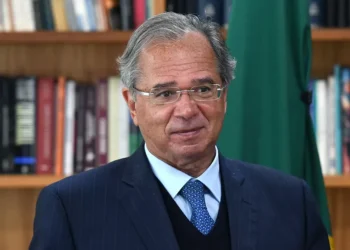‘O Brasil, com 2 mandatos, fazendo a coisa certa, ia embora’, diz Paulo Guedes