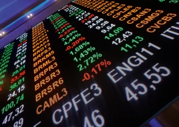 Ibovespa fecha em leve queda após atingir 150 mil pontos pela primeira vez