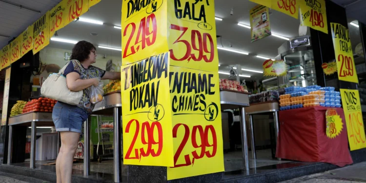 Comércio mais fraco em setembro reflete crédito caro, endividamento e menos emprego