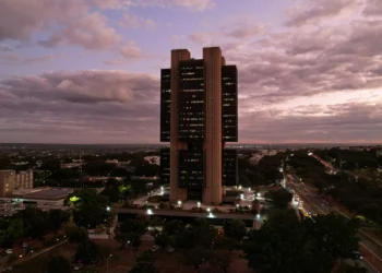 Copom mantém Selic em 15%, e tom contraria expectativa de parte do mercado