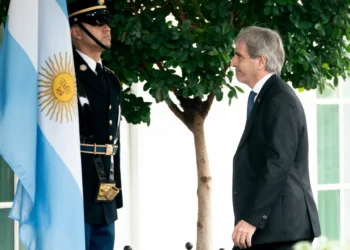 Ministro diz a banqueiros que Argentina deve acumular reservas e recomprar títulos