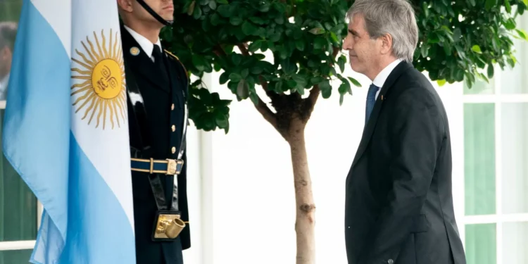 Ministro diz a banqueiros que Argentina deve acumular reservas e recomprar títulos