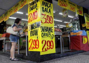 Comércio mais fraco em setembro reflete crédito caro, endividamento e menos emprego