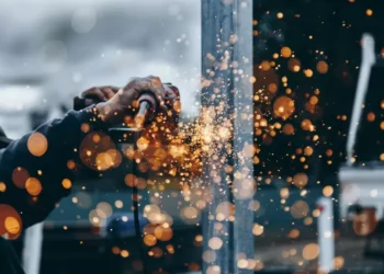 Indústria e serviços derrubam ‘prévia do PIB’, indicando perda de tração na economia