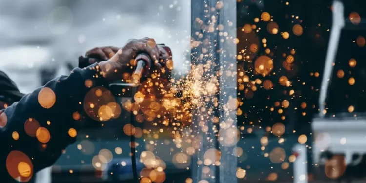 Indústria e serviços derrubam ‘prévia do PIB’, indicando perda de tração na economia