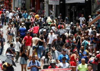 Natal: compras de última hora movimentam o comércio, mas consumidores pregam cautela