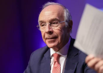 Marques Mendes divulga lista de 22 clientes