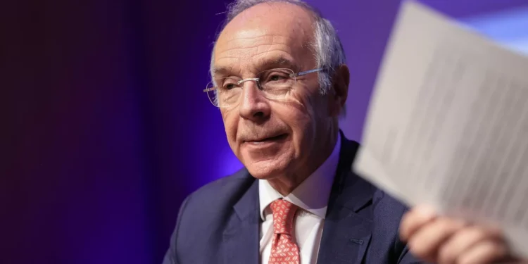 Marques Mendes divulga lista de 22 clientes